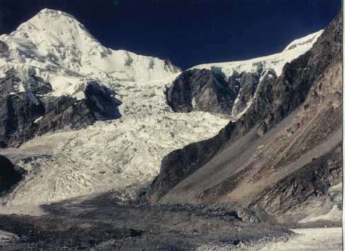 One of the satellite peaks of the massif.